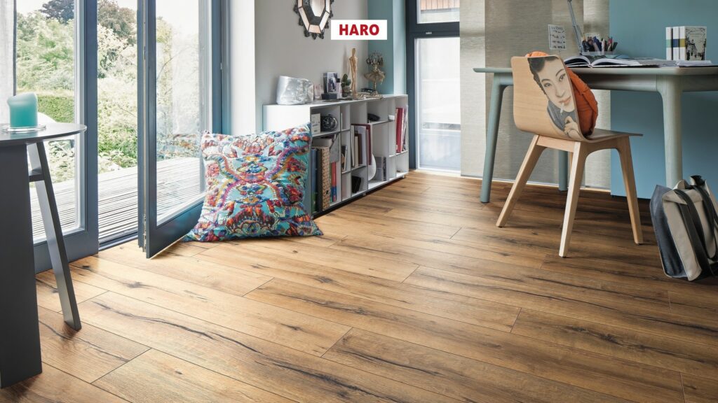 Фото об'єкта 530335_haro_laminatboden_plank_1_strip_4v_oak_italica_nature_authentic_int03-1024x576