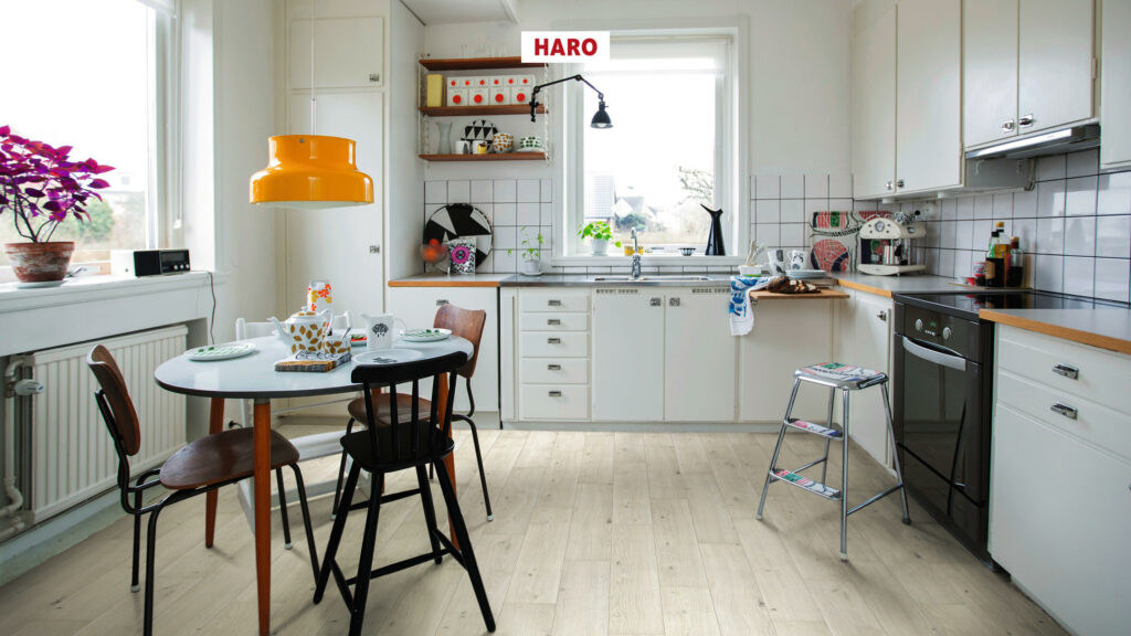 Фото об'єкта 538689_haro_laminatboden_plank_1_strip_4v_oak_emilia_white_authentic_soft_int-1024x576