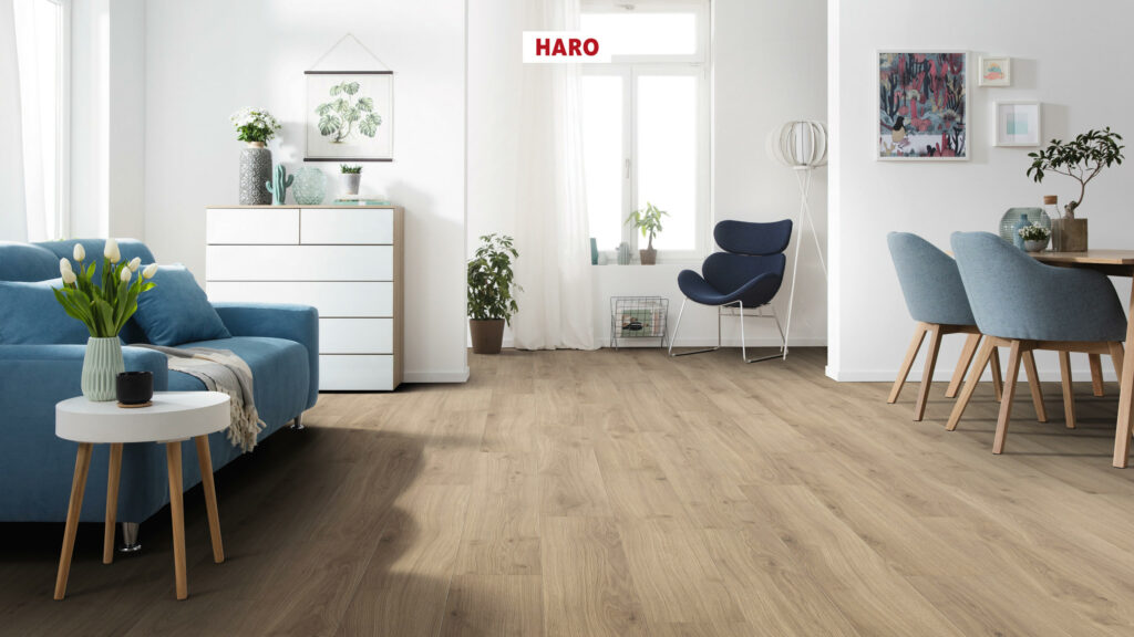 Фото об'єкта 538691_haro_laminatboden_plank_1_strip_4v_oak_emilia_puro_authentic_soft_int-1024x576