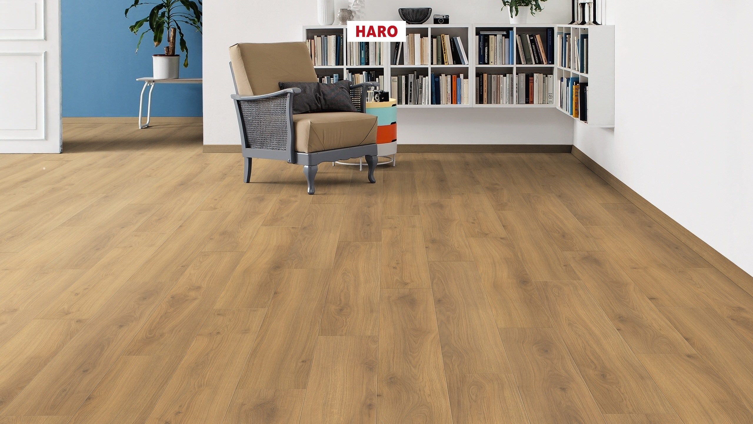 538692_haro_laminatboden_plank_1_strip_4v_oak_emilia_honey_authentic_soft_qv