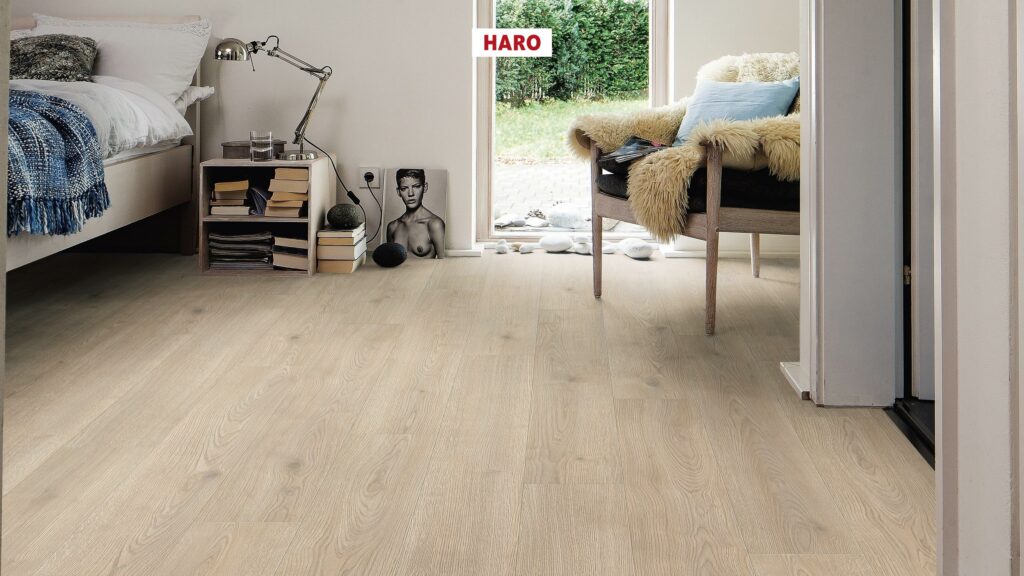 Фото об'єкта 538696_haro_laminatboden_plank_1_strip_4v_oak_contura_stone_grey_authentic_int-1024x576