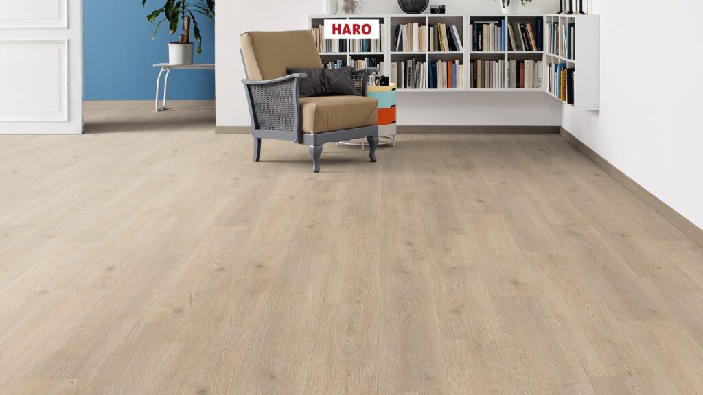 Фото об'єкта 538696_haro_laminatboden_plank_1_strip_4v_oak_contura_stone_grey_authentic_qv-1024x576