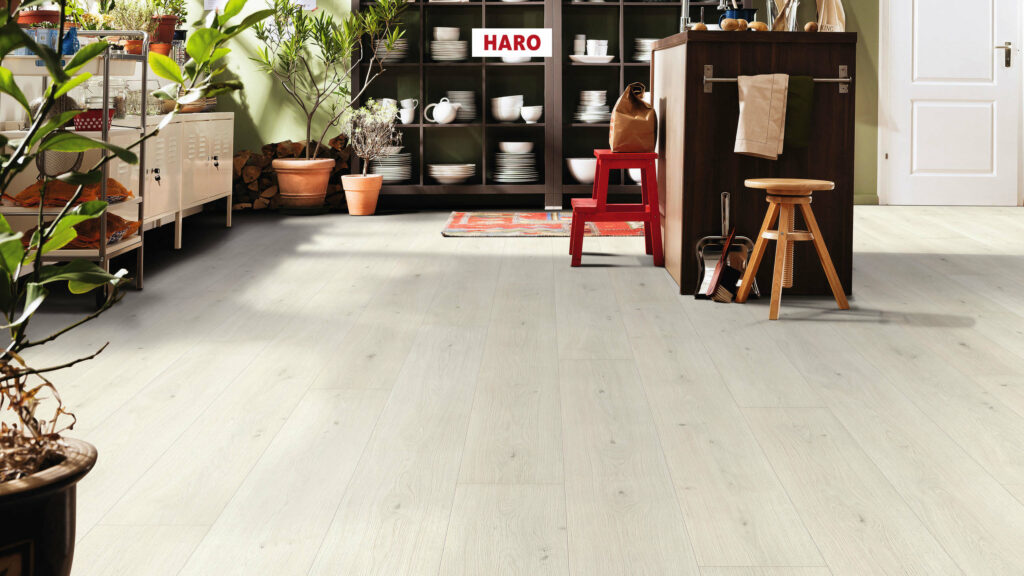 Фото об'єкта 538765_haro_laminatboden_gran_via_4v_oak_emilia_white_authentic_soft_int-1024x576