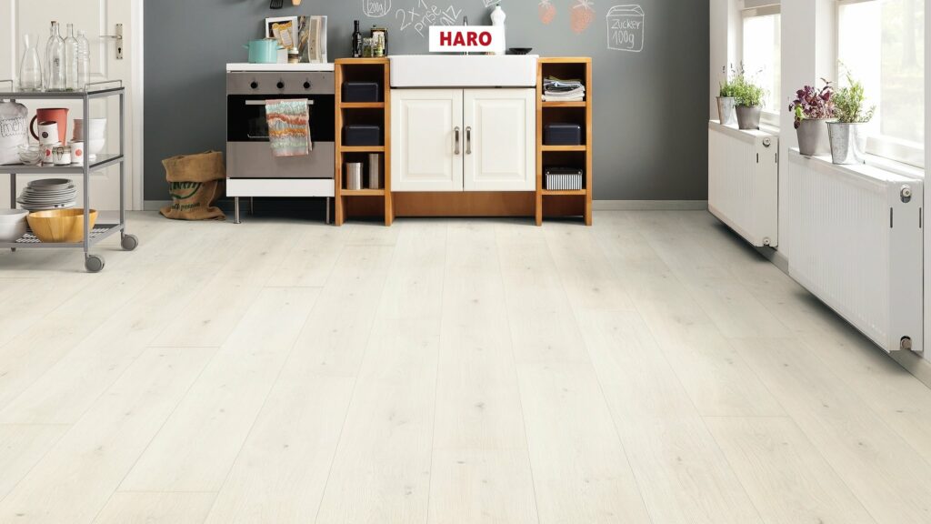 Фото об'єкта 538765_haro_laminatboden_gran_via_4v_oak_emilia_white_authentic_soft_qv-1024x576