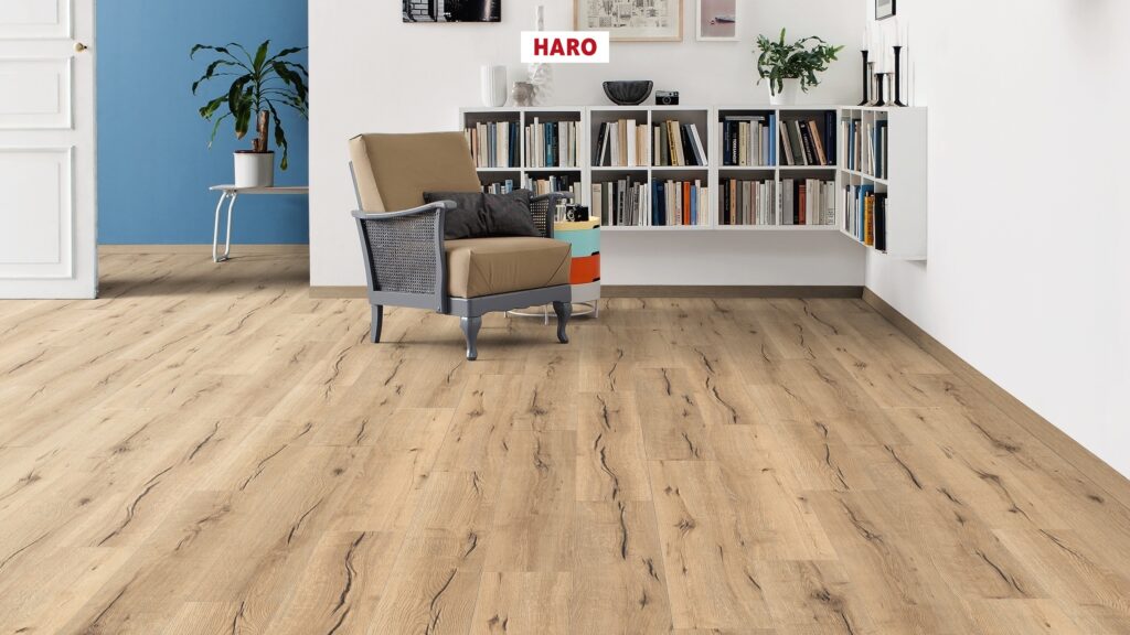 Фото об'єкта 538920_haro_laminatboden_plank_1_strip_4v_oak_italica_creme_authentic_qv-1024x576