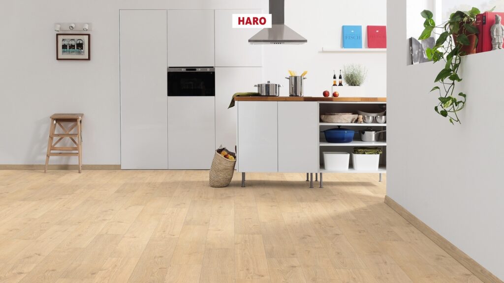 Фото об'єкта 539146_haro_laminatboden_plank_1_strip_4v_oak_portland_puro_authentic_qv-1024x576