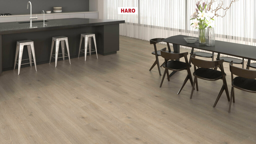 Фото об'єкта 540239_haro_laminatboden_plank_1_strip_4v_oak_contura_stone_grey_authentic_qv-1024x576