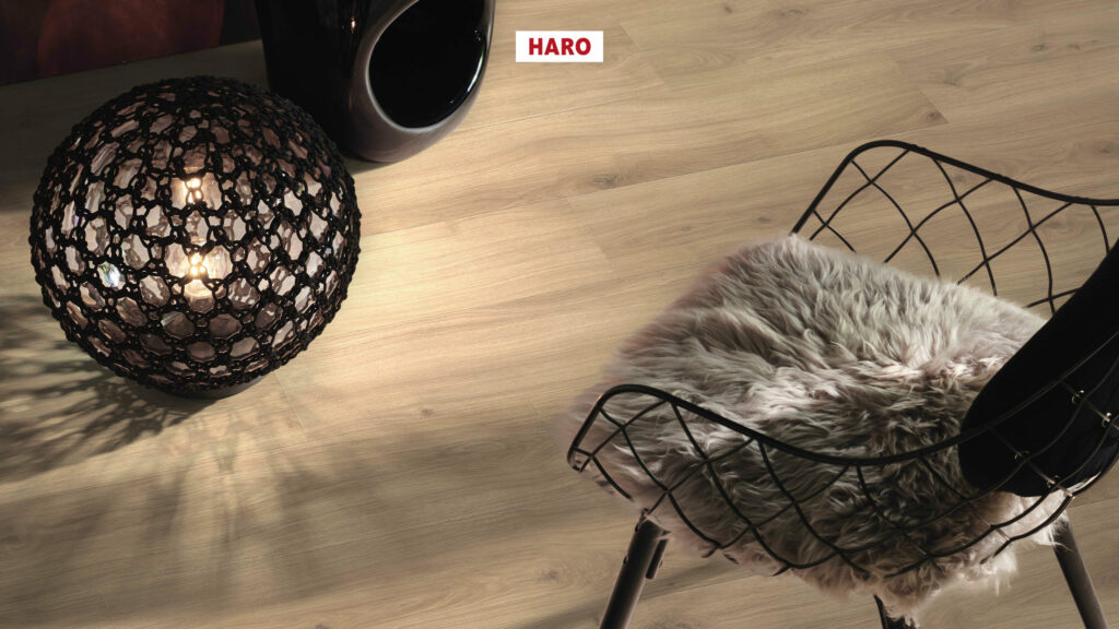 Фото об'єкта 540243_haro_laminatboden_plank_1_strip_4v_oak_emilia_puro_authentic_soft_int-1024x576