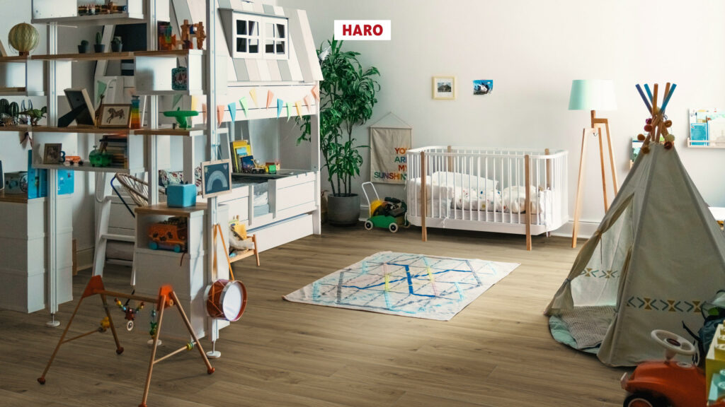 Фото об'єкта 540243_haro_laminatboden_plank_1_strip_4v_oak_emilia_puro_authentic_soft_int02-1024x576