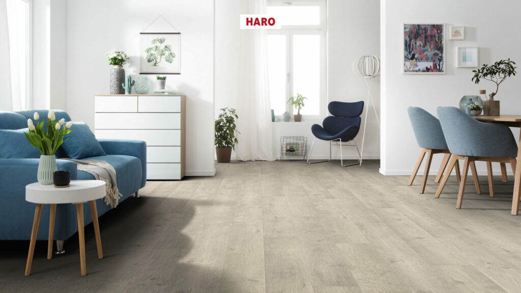 Фото об'єкта 541470_haro_laminatboden_plank_1_strip_4v_oak_bergamo_silver_grey_authentic_soft_int-1024x576