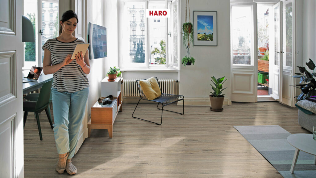 Фото об'єкта 541477_haro_laminatboden_plank_1_strip_4v_oak_veneto_mocca_authentic_matt_int-1024x576