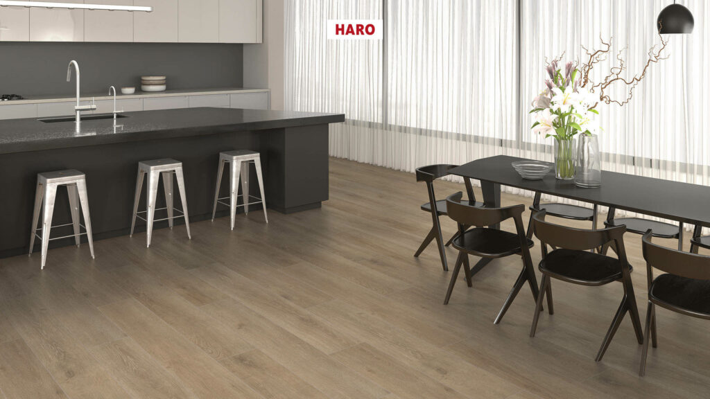 Фото об'єкта 541560_haro_laminatboden_plank_1_strip_4v_oak_veneto_crema_authentic_matt_qv-1024x576