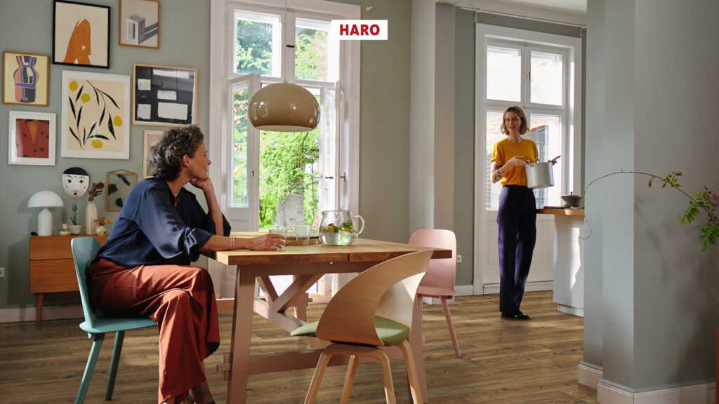 Фото об'єкта 544708_haro_laminate_floor_plank_1_strip_4v_oak_flavia_nature_authentic_int02-1024x576