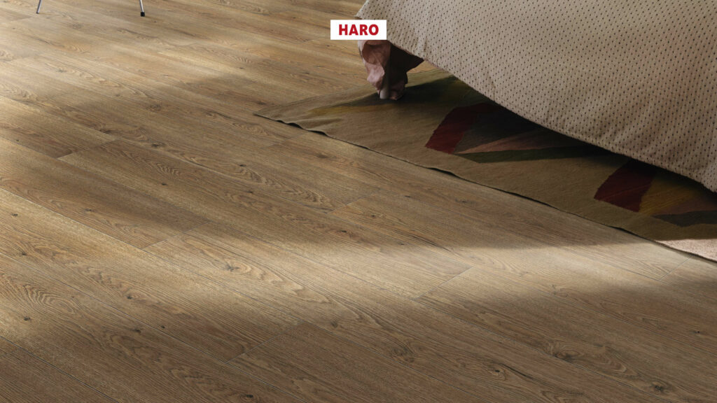 Фото об'єкта 544711_haro_laminate_floor_plank_1_strip_4v_oak_flavia_puro_authentic_int-1024x576