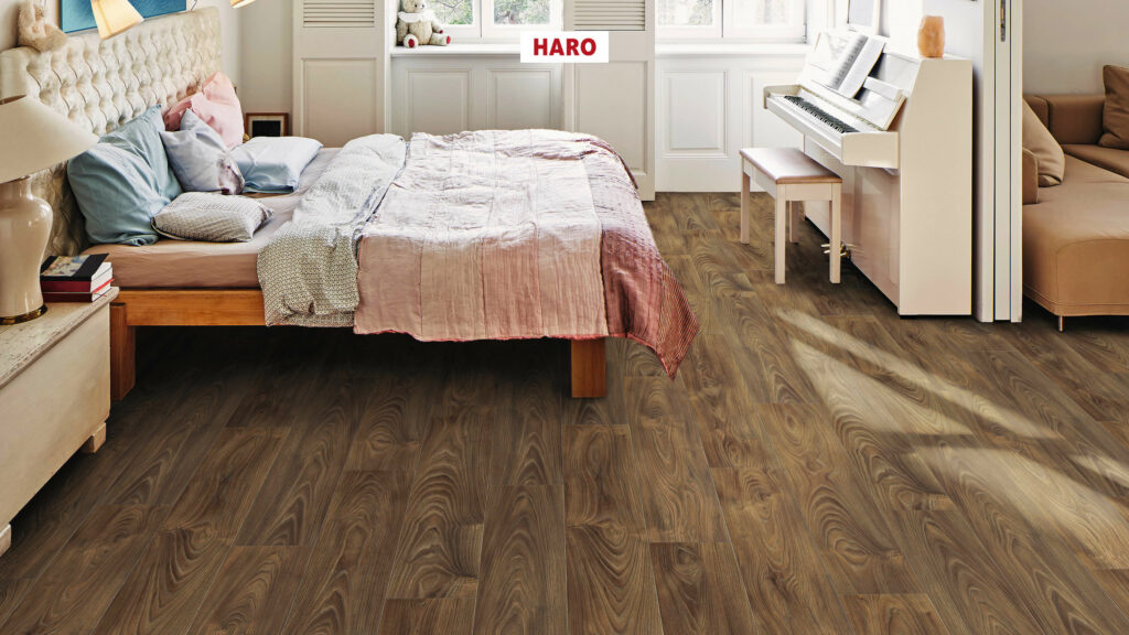 Фото об'єкта 544714_haro_laminate_floor_plank_1_strip_4v_walnut_vario_authentic_soft_int-1024x576