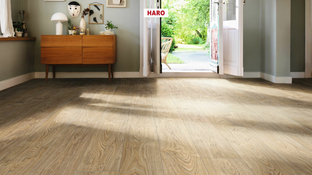 Фото об'єкта 544717_haro_laminate_floor_plank_1_strip_4v_silver_maple_vario_authentic_soft_int-1024x576