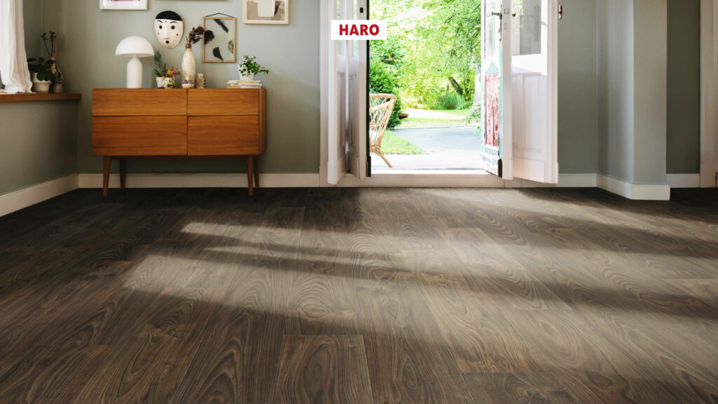 Фото об'єкта 544723_haro_laminate_floor_plank_1_strip_4v_acacia_vario_authentic_soft_int-1024x576