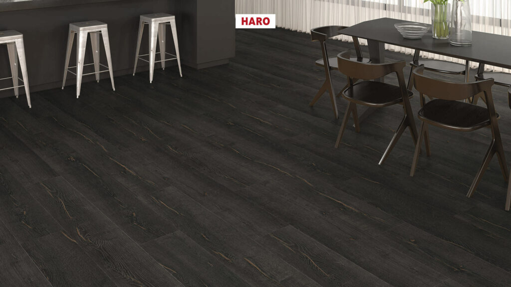 Фото об'єкта 544772_haro_laminate_floor_plank_1_strip_4v_oak_metallic_black_authentic_qv-1024x576