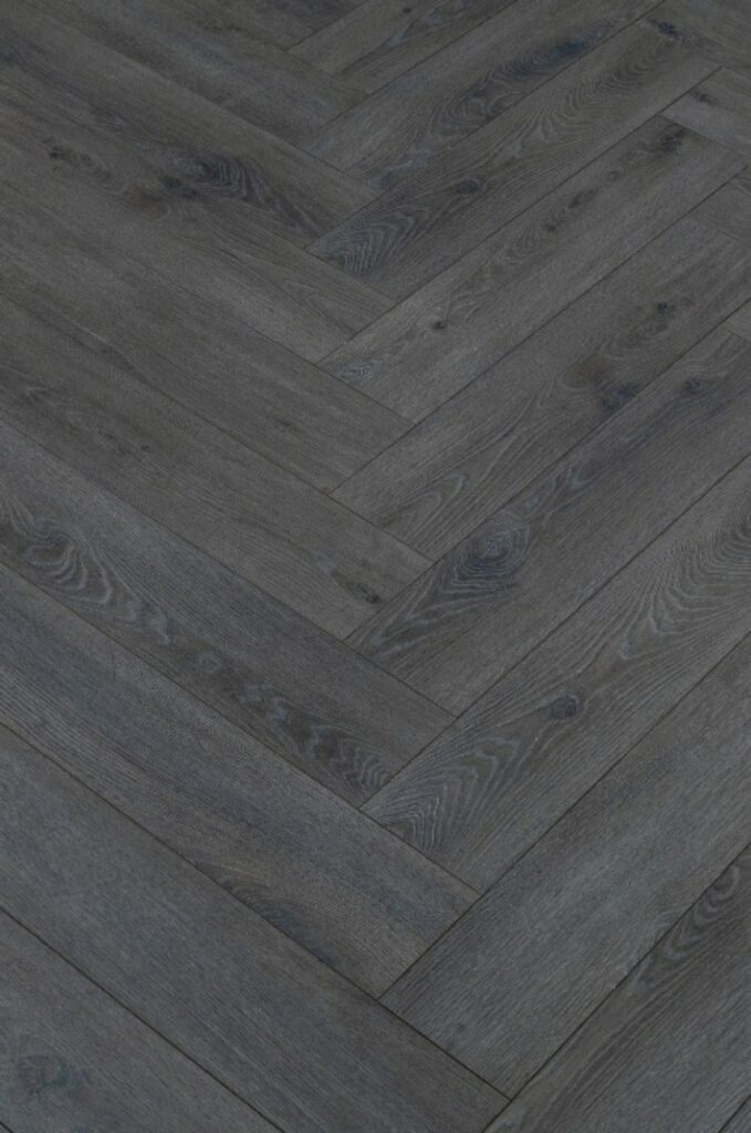 Фото об'єкта alsafloor_alsaflor_herringbone_anglijskaya_elka_542_dub_aroniya_aronia_oak_3-855x1290-1-679x1024