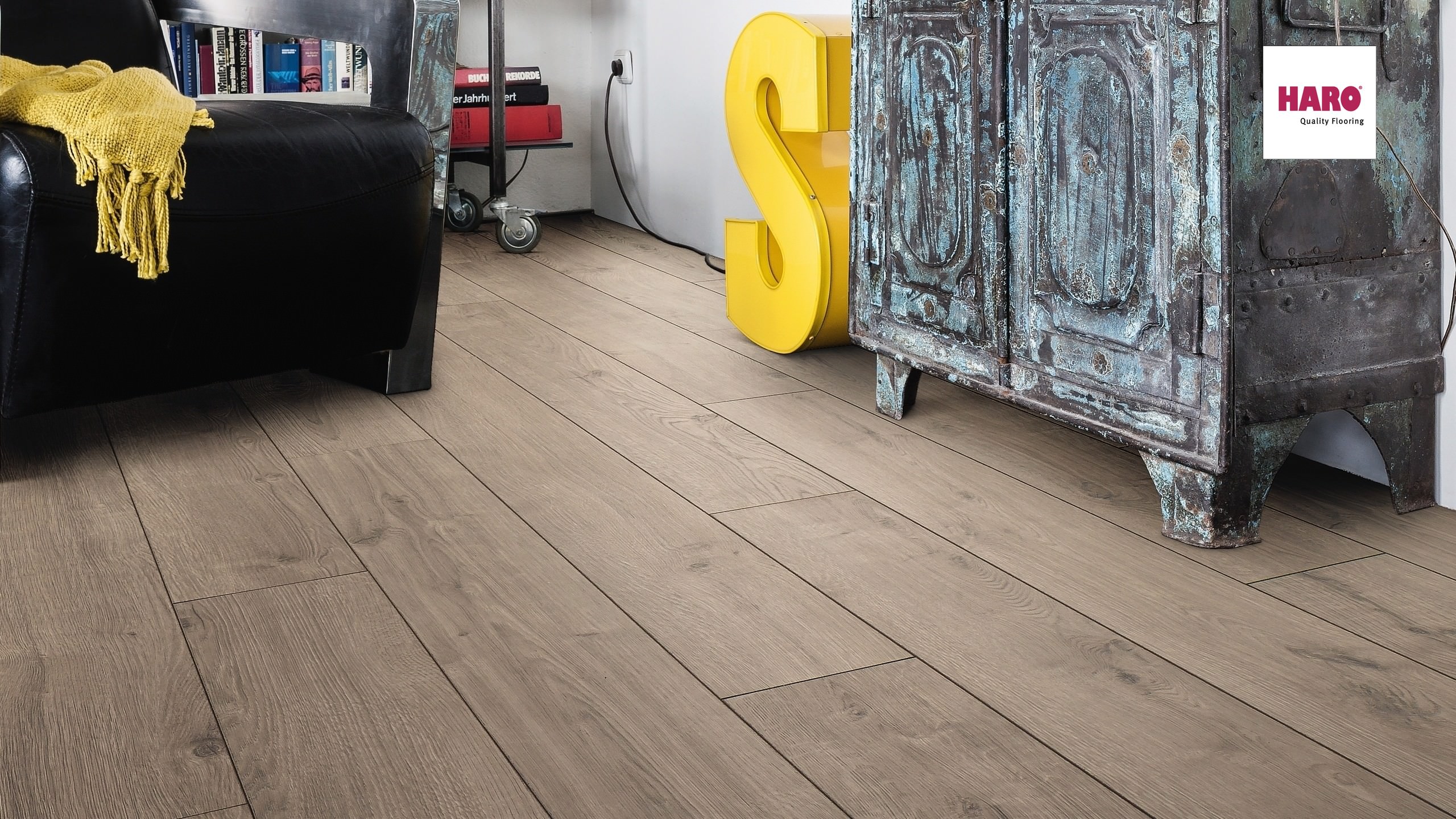 om-media-custom-produktfinder-laminat-interieur-fullscreen-533121_HARO_Laminatboden_Landhausdiele_4V_Eiche-Portland-grau_authentic_Int