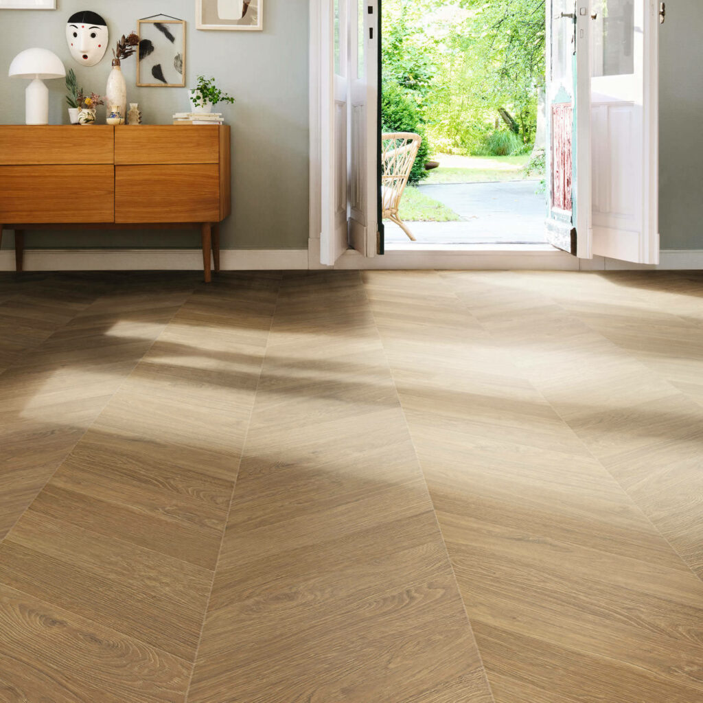 Фото об'єкта 545180_haro_laminate_floor_chevron_4vm_oak_nature_authentic_int-1024x1024