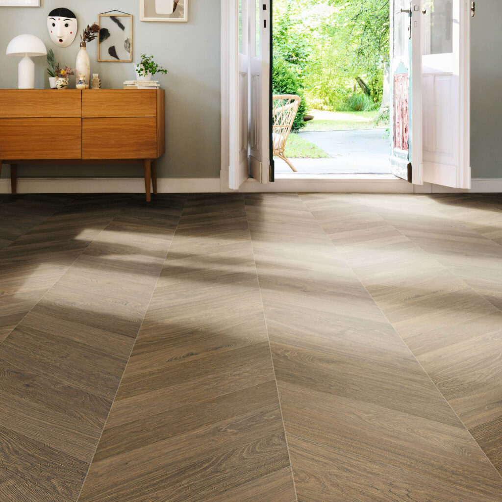 Фото об'єкта 545181_haro_laminate_floor_chevron_4vm_oak_smoked_authentic_int-1024x1024