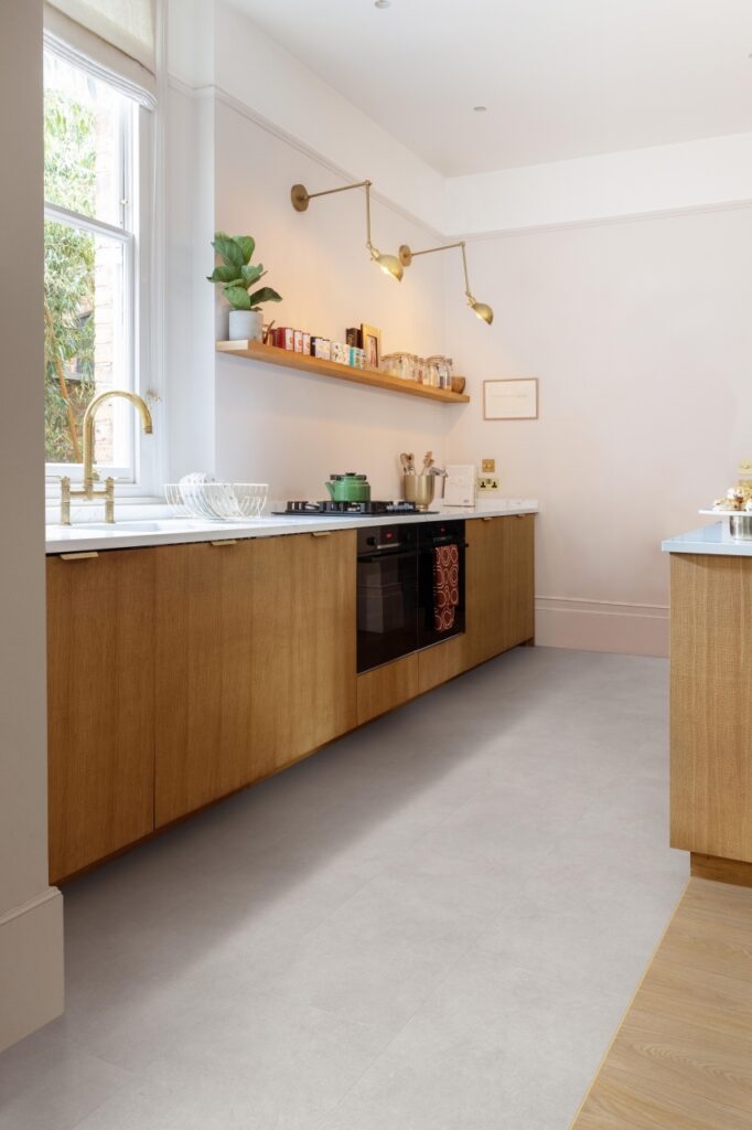 Фото об'єкта cool_classics_azuriet_46148_-_laurel_oak_51282_room-web1280-682x1024